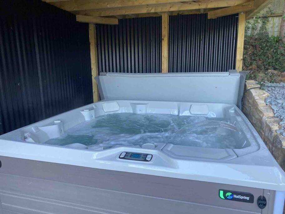 Дом отдыха Luxury Bmth House With Hot Tub. Stunning!