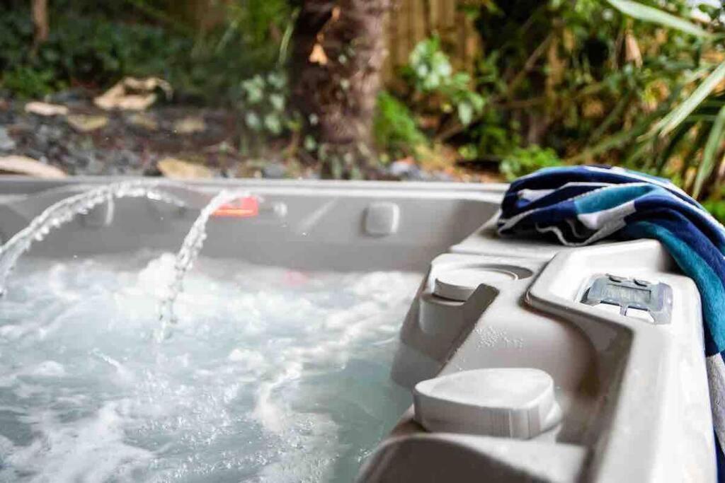 Дом отдыха Luxury Bmth House With Hot Tub. Stunning!